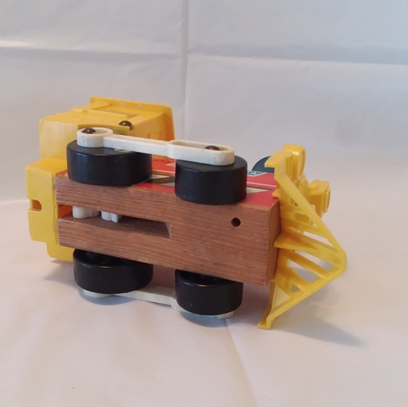Vintage Fisher Price Rare Yellow Toot Toot Engine - Picture 5 of 12